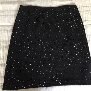 Beautiful skirt. Perfect for a holiday work party.